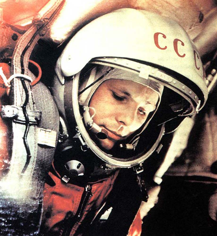 Первый космонавт в открытом космосе гагарин. Гагарин космонавт.