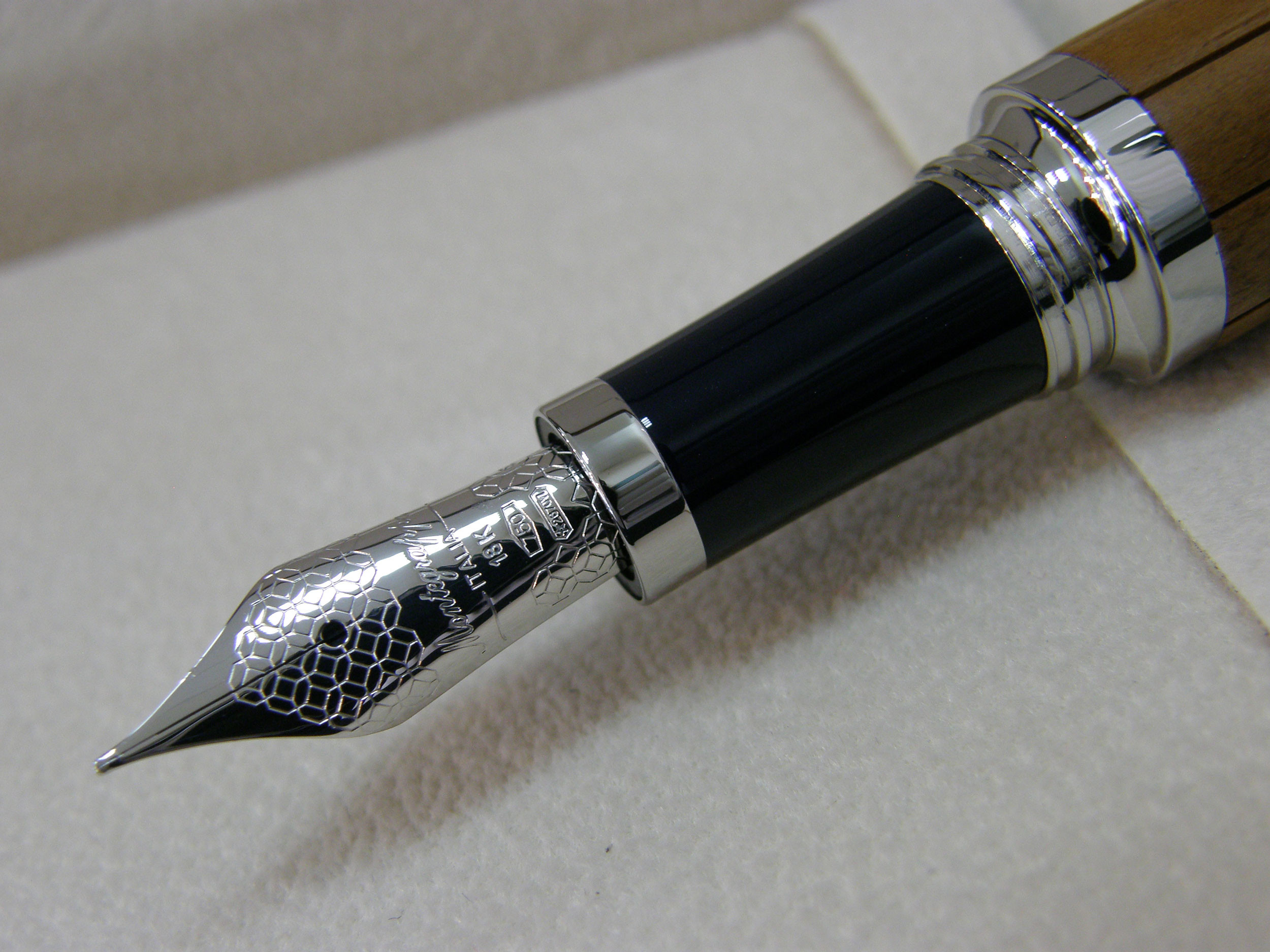 перьевая ручка с открытым пером